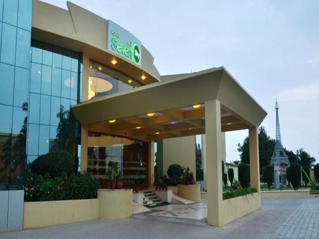 Hotel Seven Sky Clarks Exotica Bhuj Exteriér fotografie
