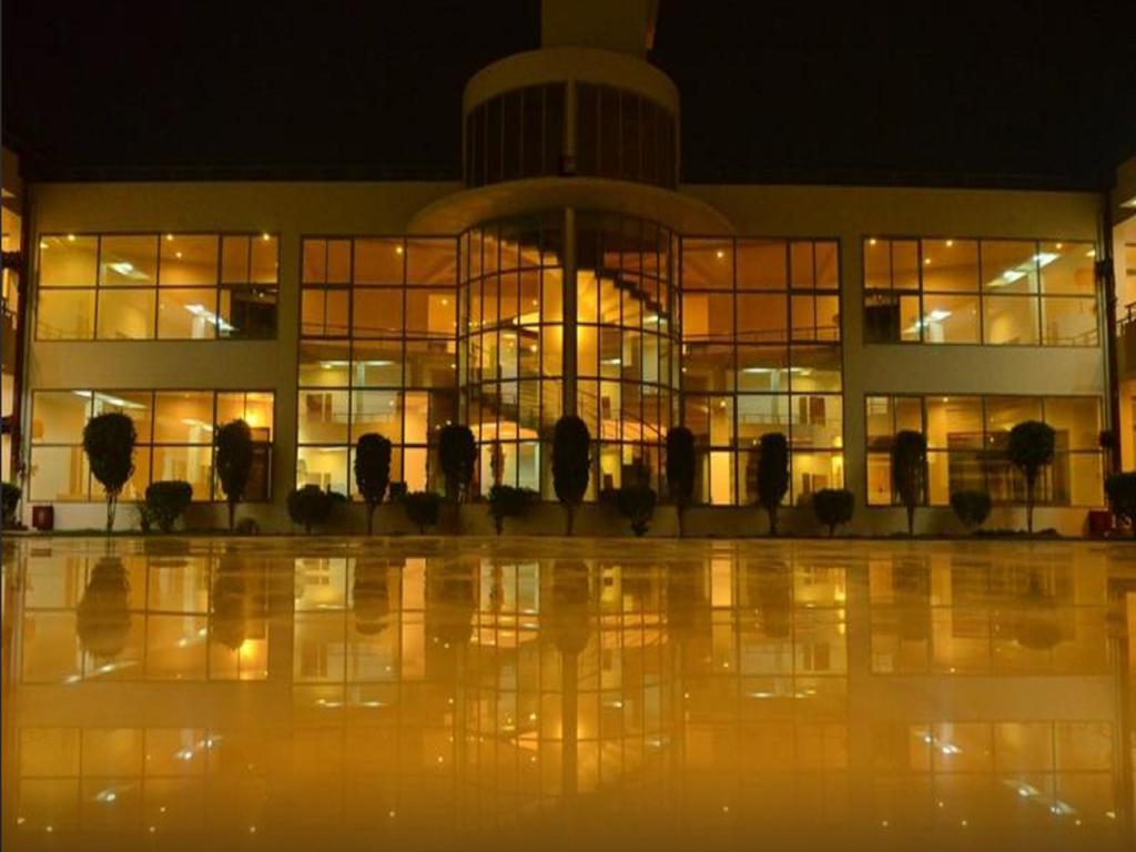 Hotel Seven Sky Clarks Exotica Bhuj Exteriér fotografie