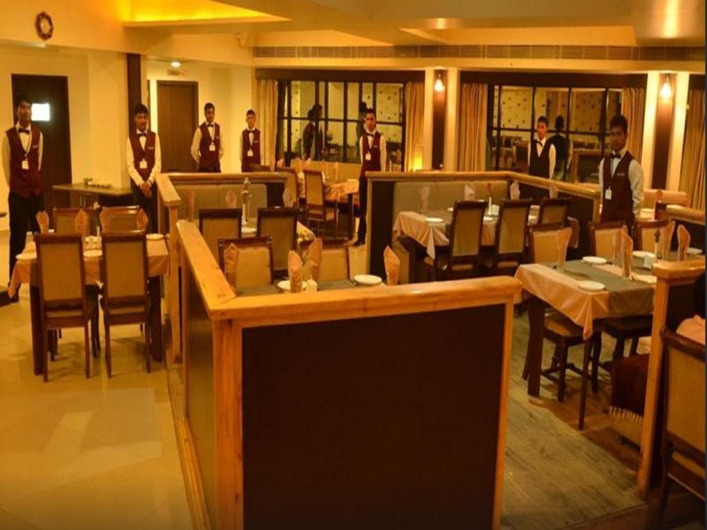 Hotel Seven Sky Clarks Exotica Bhuj Exteriér fotografie