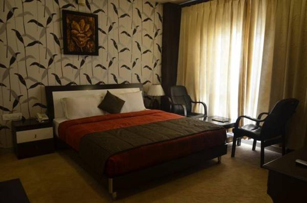 Hotel Seven Sky Clarks Exotica Bhuj Pokoj fotografie