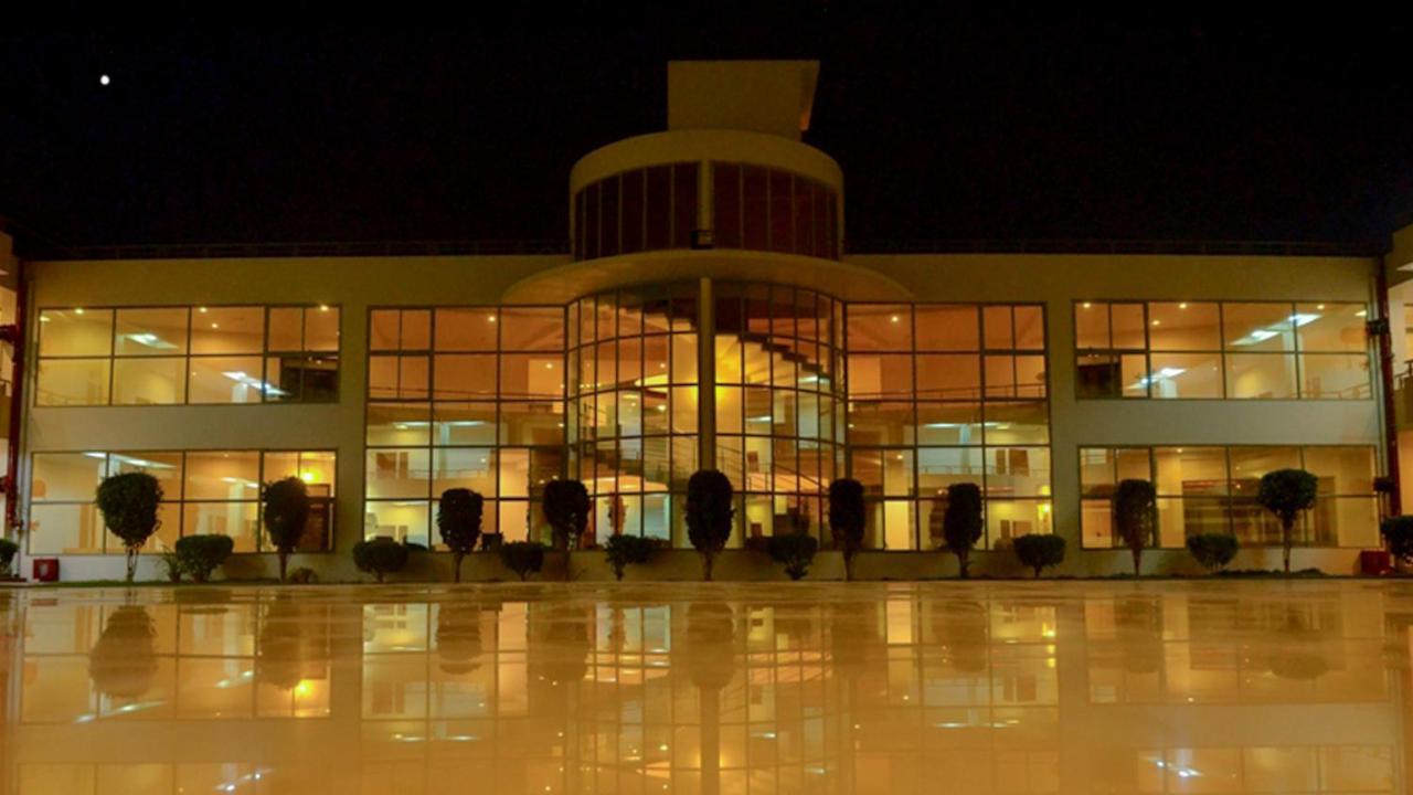 Hotel Seven Sky Clarks Exotica Bhuj Exteriér fotografie