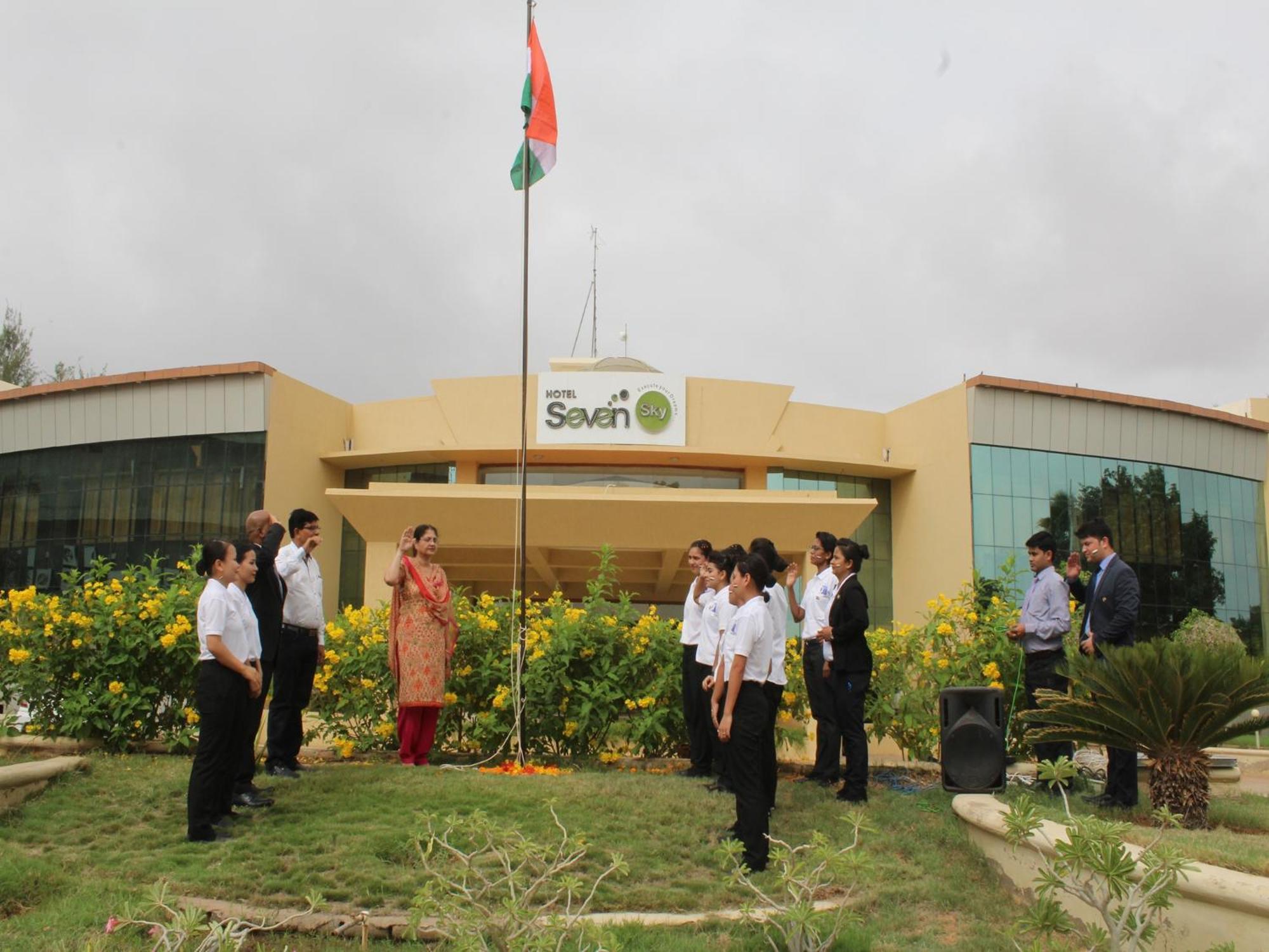 Hotel Seven Sky Clarks Exotica Bhuj Exteriér fotografie