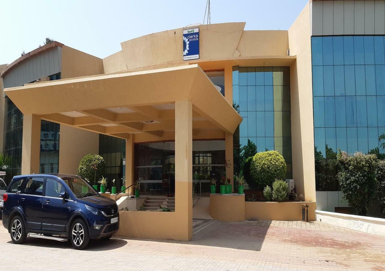 Hotel Seven Sky Clarks Exotica Bhuj Exteriér fotografie