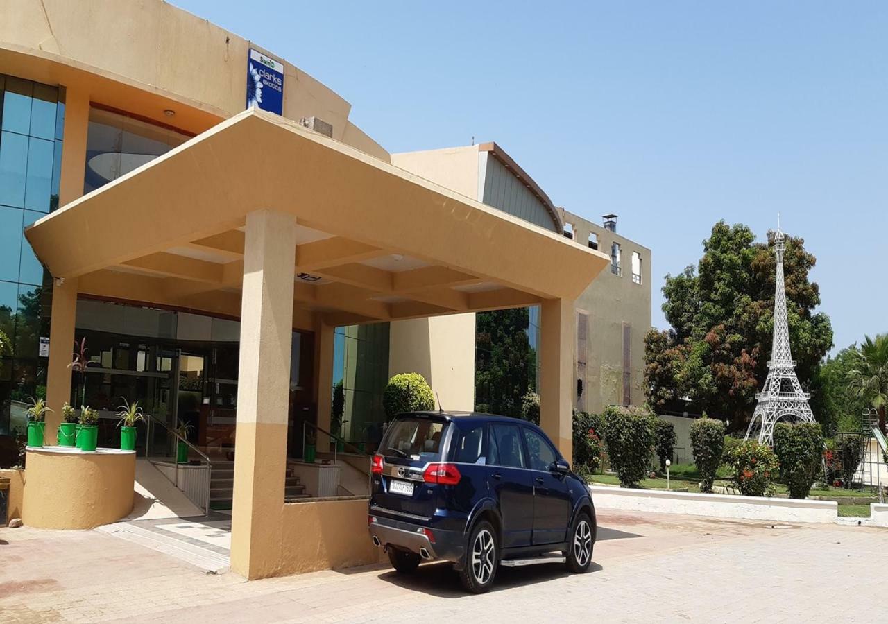 Hotel Seven Sky Clarks Exotica Bhuj Exteriér fotografie