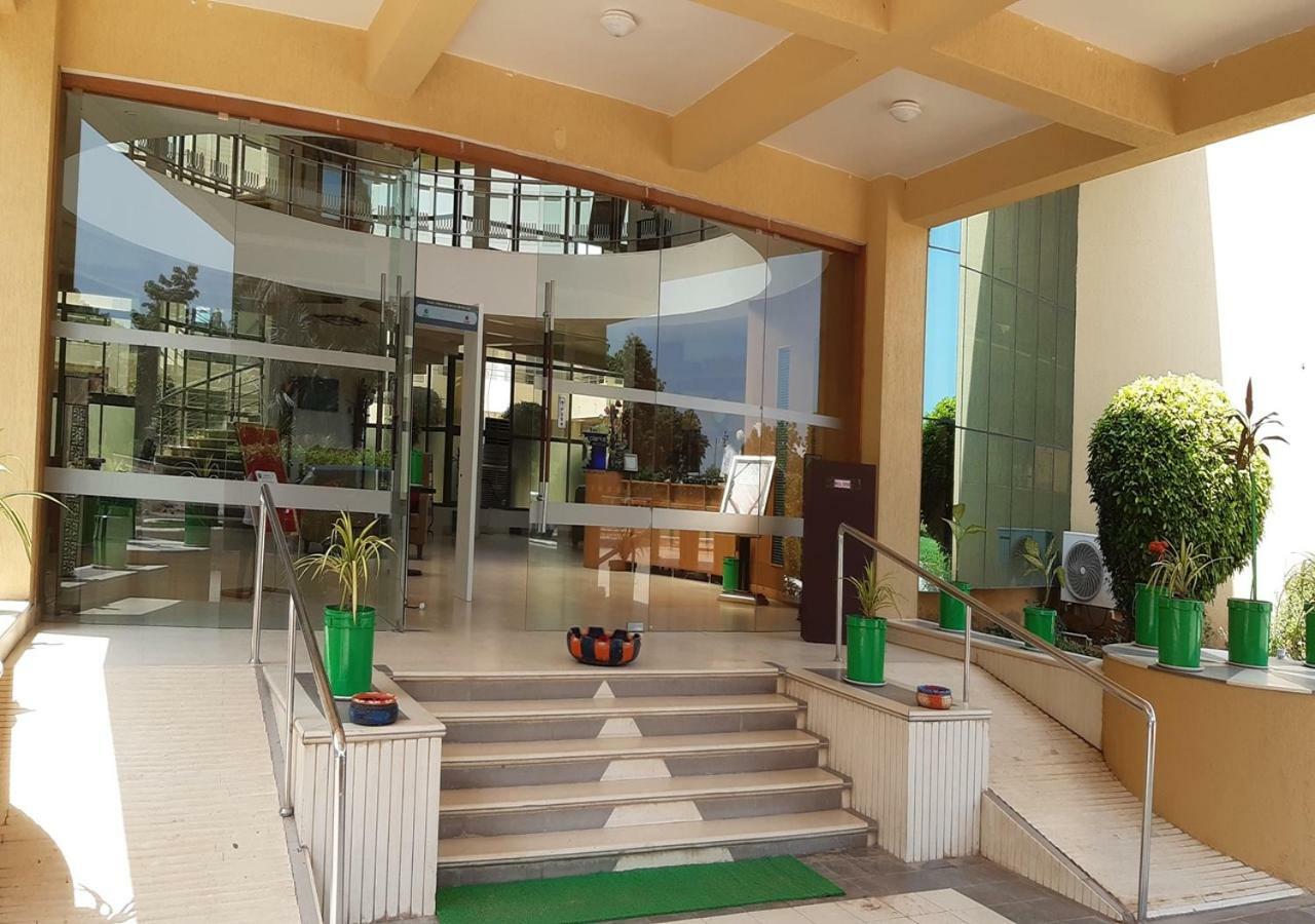 Hotel Seven Sky Clarks Exotica Bhuj Exteriér fotografie